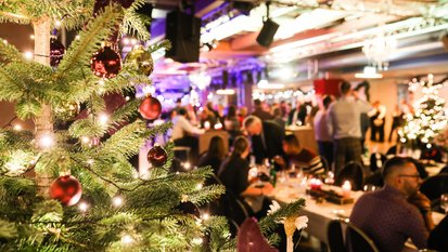 Weihnachtsfeier im Betrieb: Steuerfallen vermeiden und Kosten richtig kalkulieren